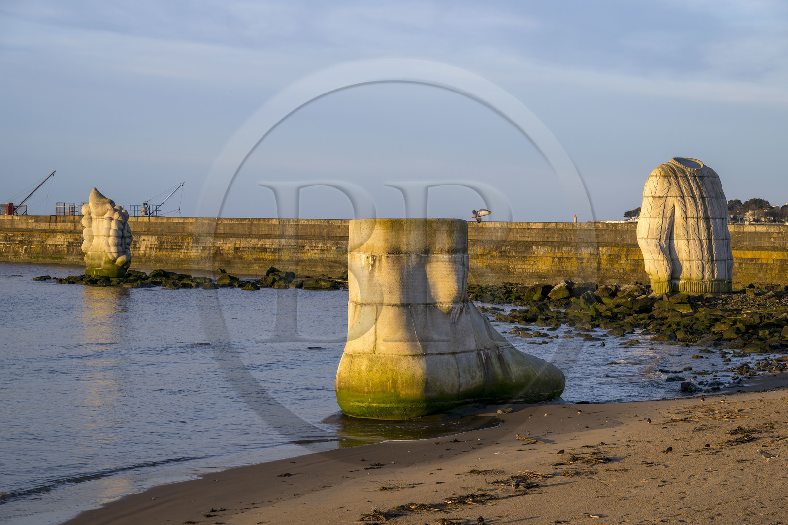 France, Loire-Atlantique (44), Estuaire de la Loire, Saint-Nazaire, collection d'art contemporain à ciel ouvert Estuaire, trois sculptures monumentales en béton Le pied, le pull et le système digestif réalisée par les artistes Daniel Bewar et Gregory Gicquel en bordure du Quai de la Jetée