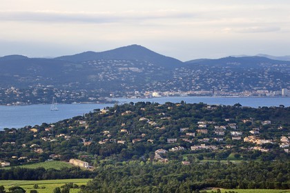 France, Var (83), la presqu'Ile de Saint-Tropez depuis Ramatuelle et la ville de Sainte-Maxime en arrière plan