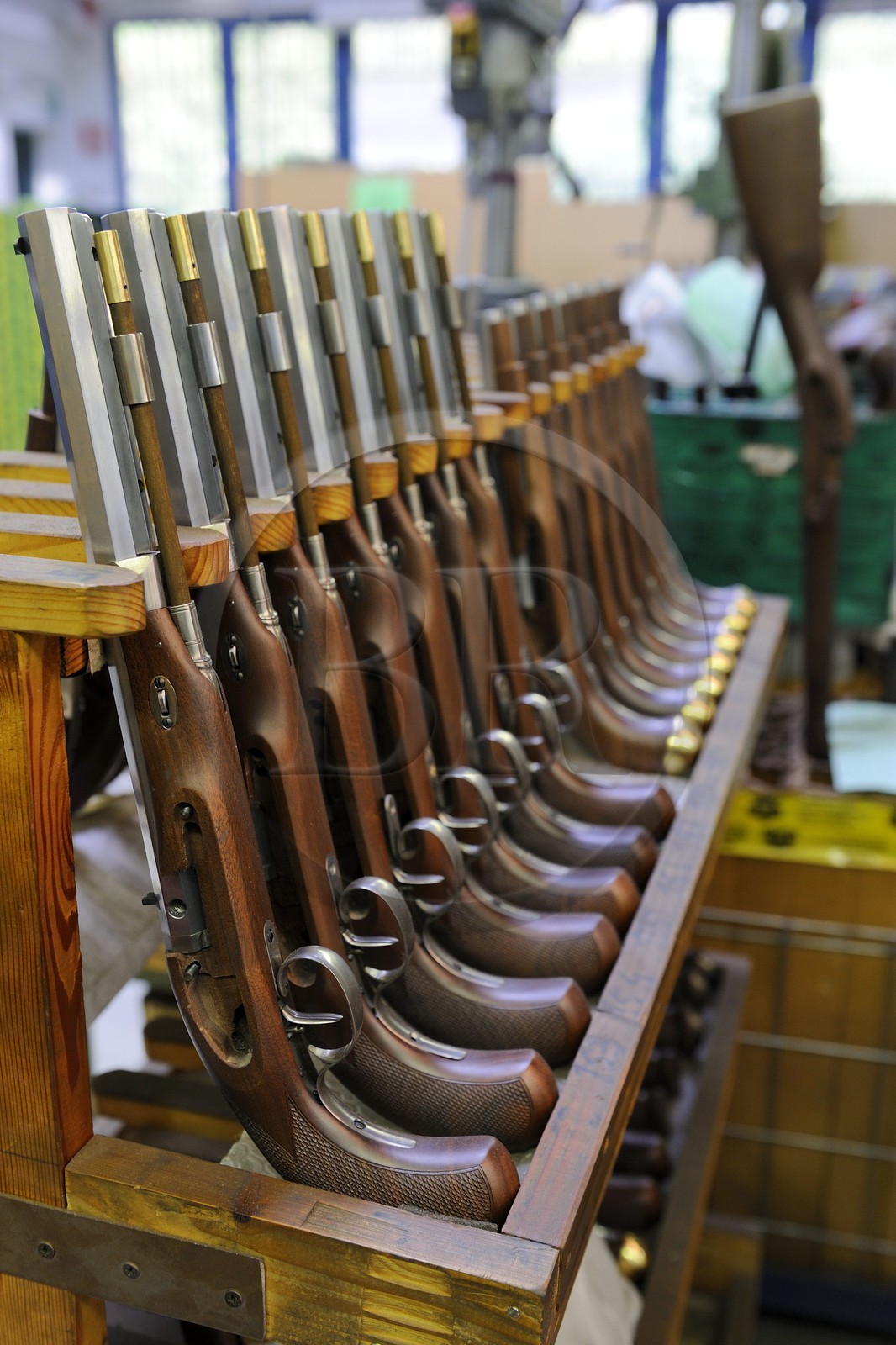 Italie, Lombardie, province de Brescia, Gardone Val Trompia, fabriquant d’armes historiques à chargement par la bouche Davide Pedersoli & C, rangée de pistolets avant finition