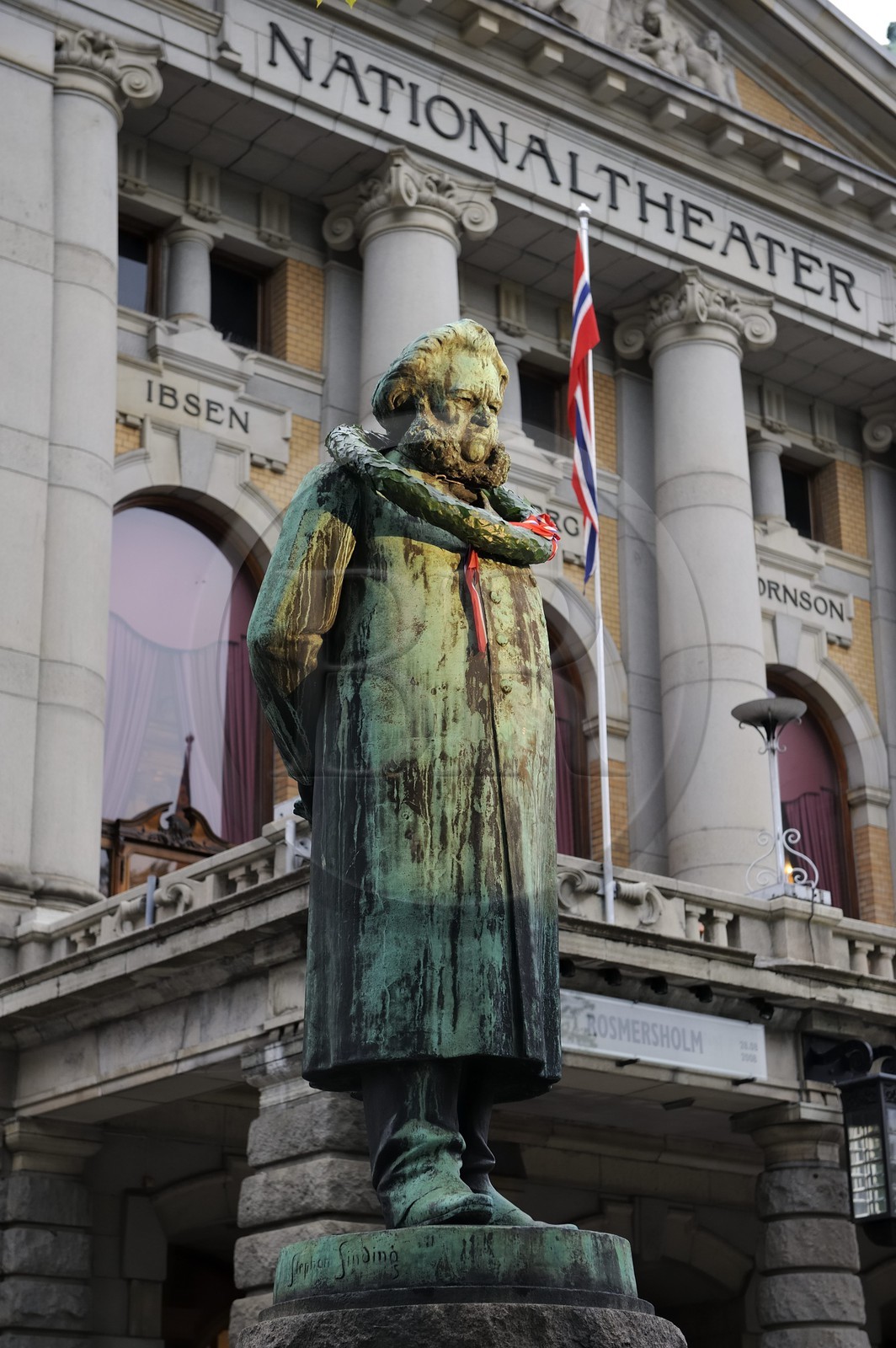 Norvège, Oslo, statue du dramaturge norvégien Henrik Johan Ibsen devant le théatre national