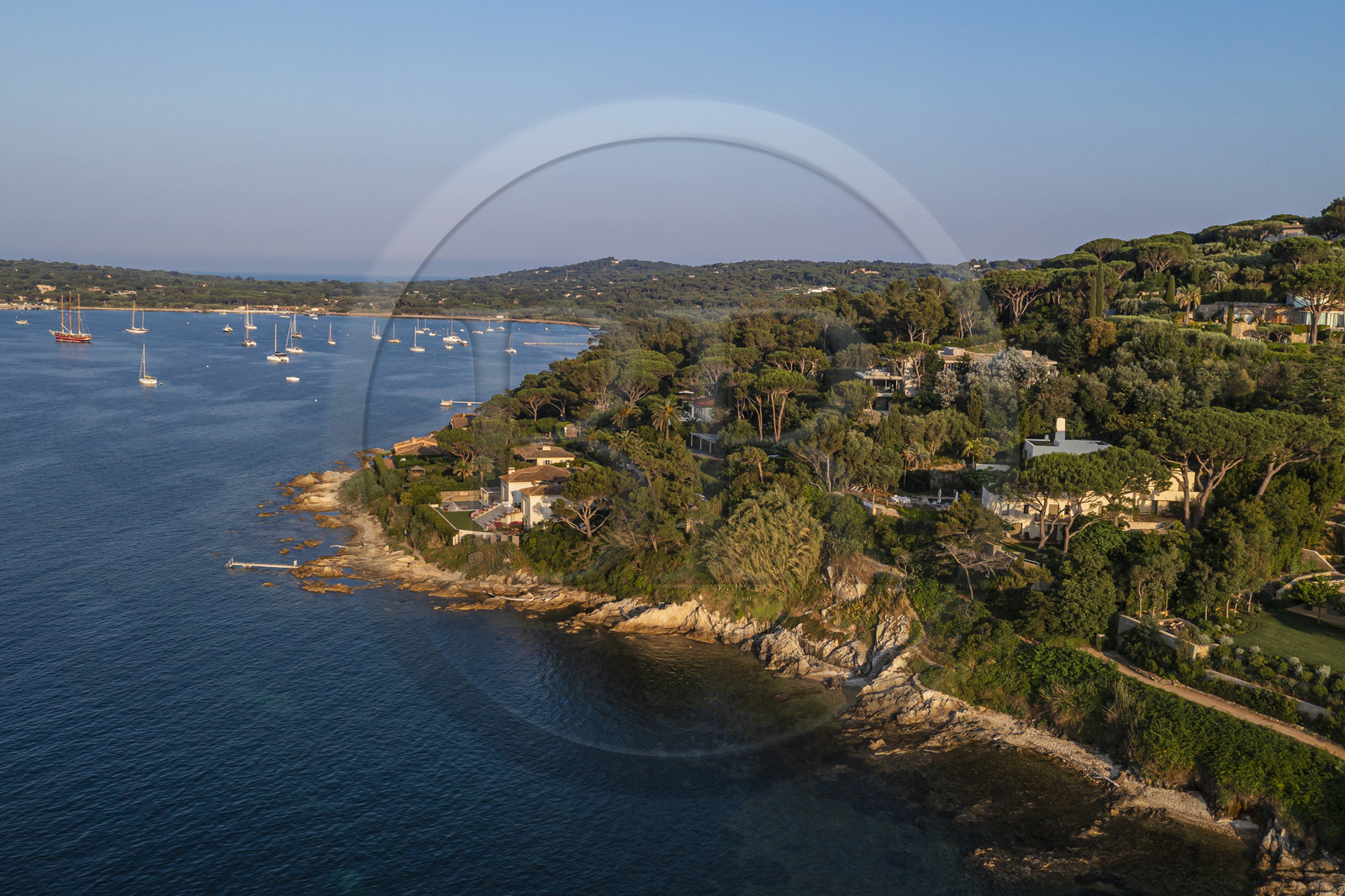 France, Var (83), Saint-Tropez, sentier des Graniers à l'Est de la ville (vue aérienne)
