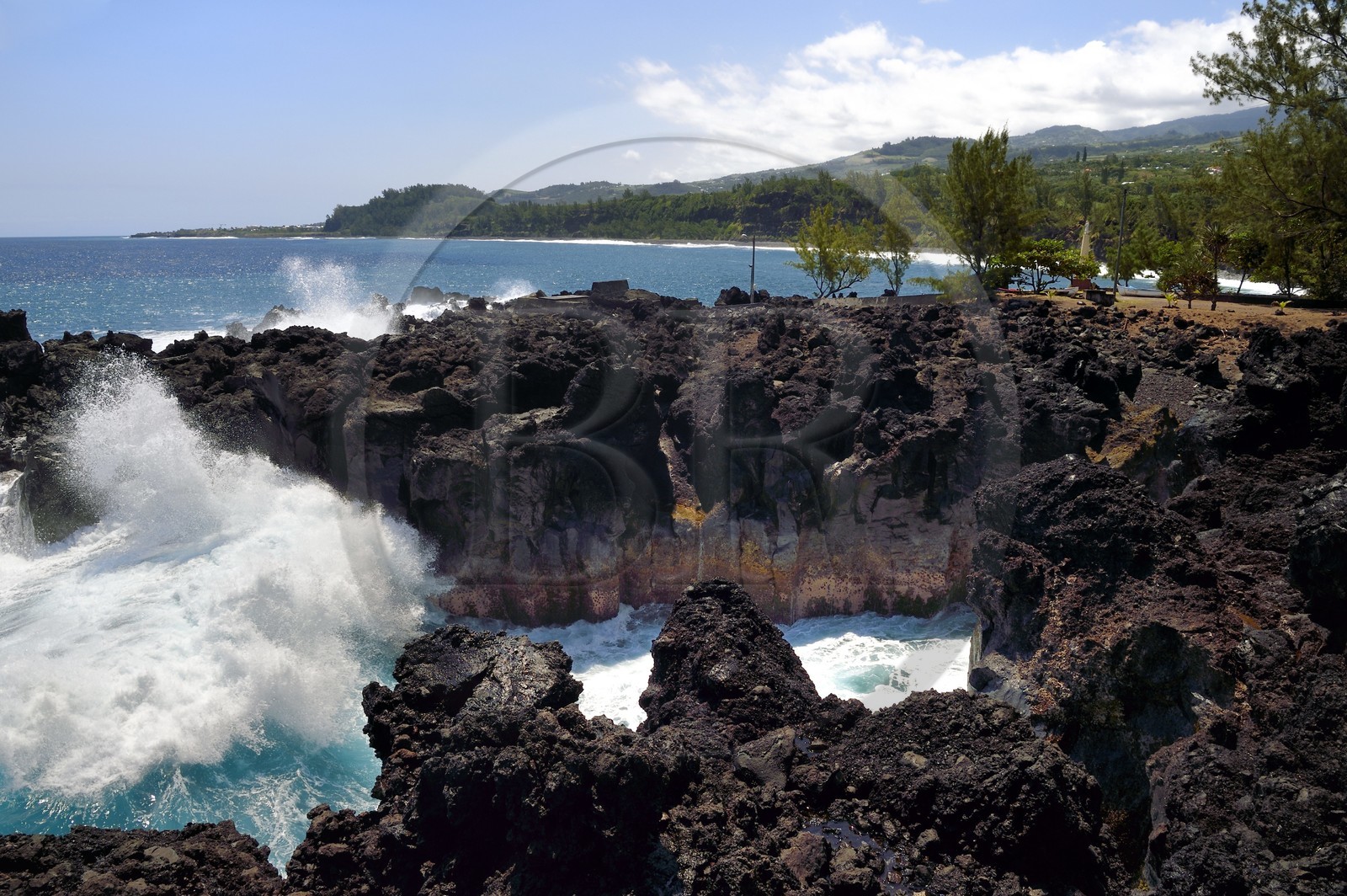 France, Ile de la Reunion, Saint-Joseph, le petit port de la Marine de Langevin dans un couloir naturel de roche basaltique issue d'une ancienne coulée de lave qui a permis l'installation d'un débarcadère