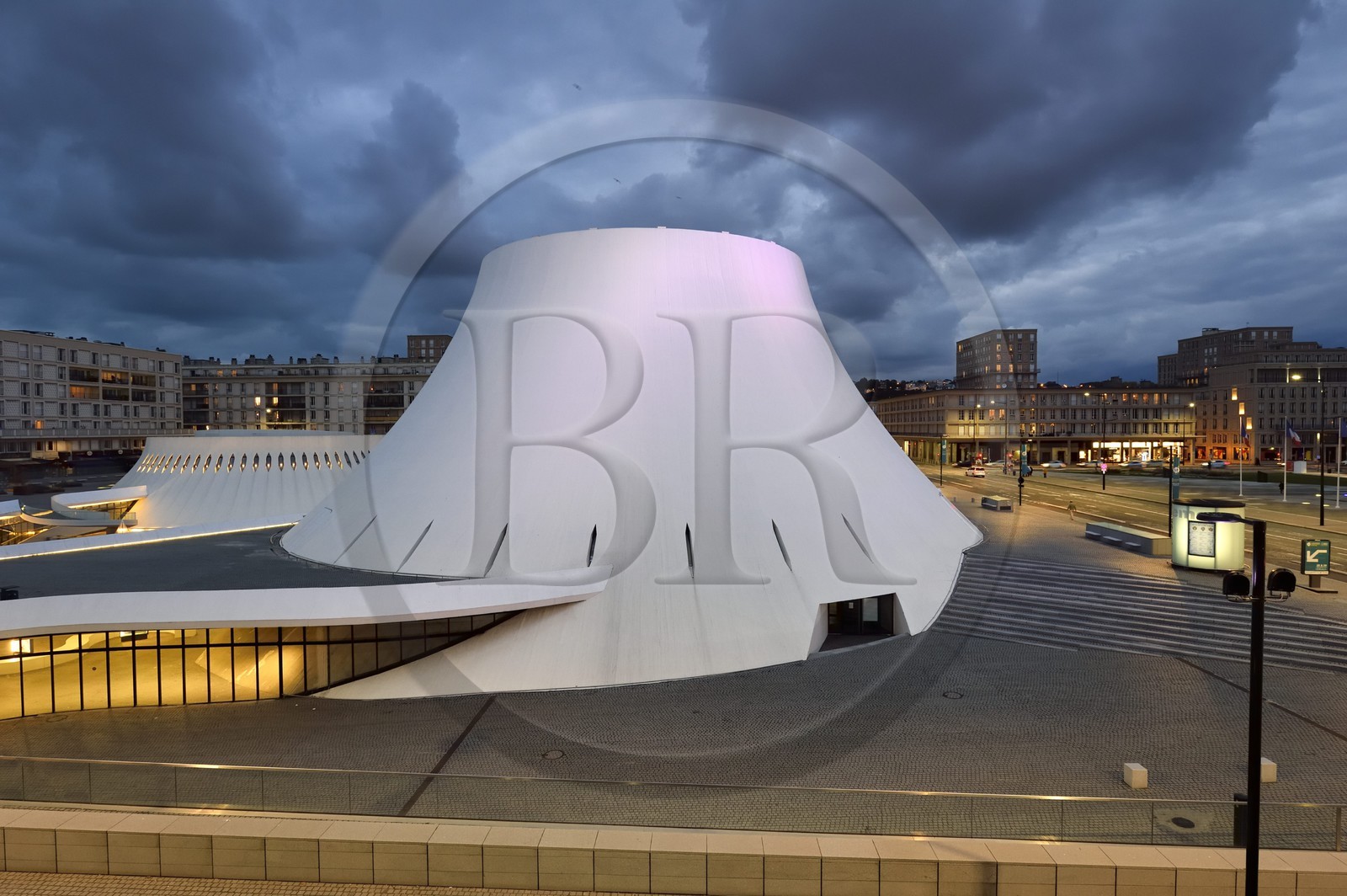 France, Seine-Maritime (76), Le Havre, Centre-ville reconstruit du Havre par Auguste Perret classé Patrimoine Mondial de l'UNESCO, le Volcan réalisé par Oscar Niemeyer et première maison de la culture crée en France