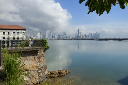 Panama, Panama City, le front de mer et ses gratte-ciels depuis le quartier de Casco Antiguo (Viejo), la pointe Colon et la Trump tower en arrière plan à droite