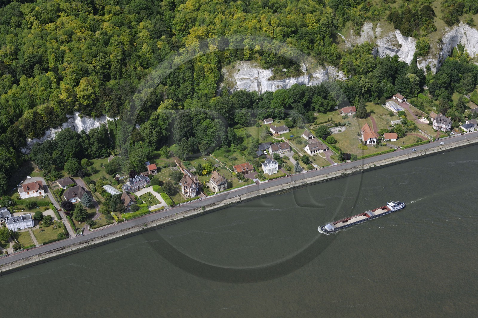 France, Eure (27), le Bas Mauny en aval du village de La Bouille sur la rive gauche de la Seine (vue aérienne)
