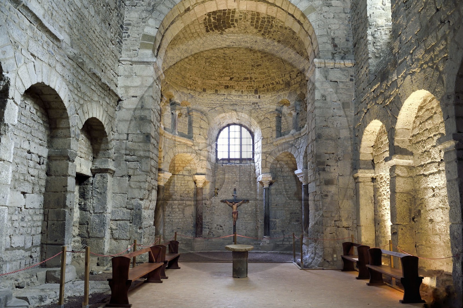 France, Haute-Loire (43), Le Puy-en-Velay, étape des chemins de Compostelle, la cathédrale Notre-Dame-de-l'Annonciation du XIIe siècle classée Patrimoine Mondial de l'UNESCO, le baptistère Saint-Jean dont l'origine date du Ve siècle sur des renforts gallo-romain