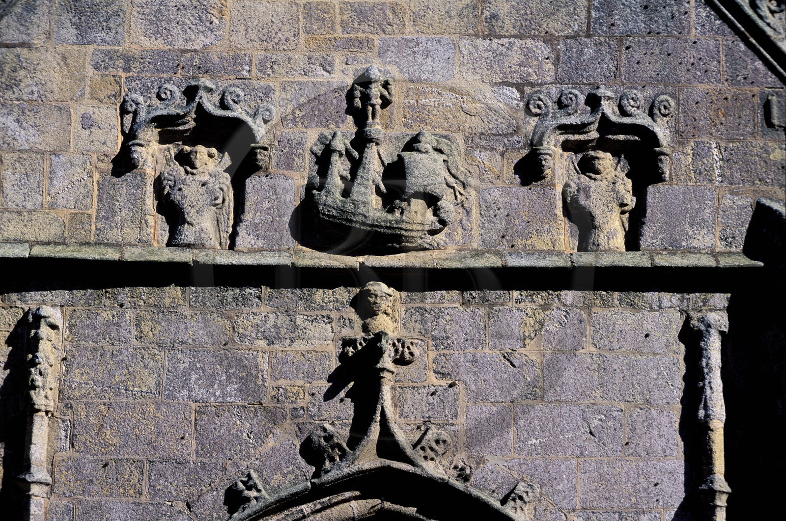 France, Finistère (29), Roscoff, caravelle sculptée en ex-voto sur le porche de Notre-Dame de Kroaz-Batz