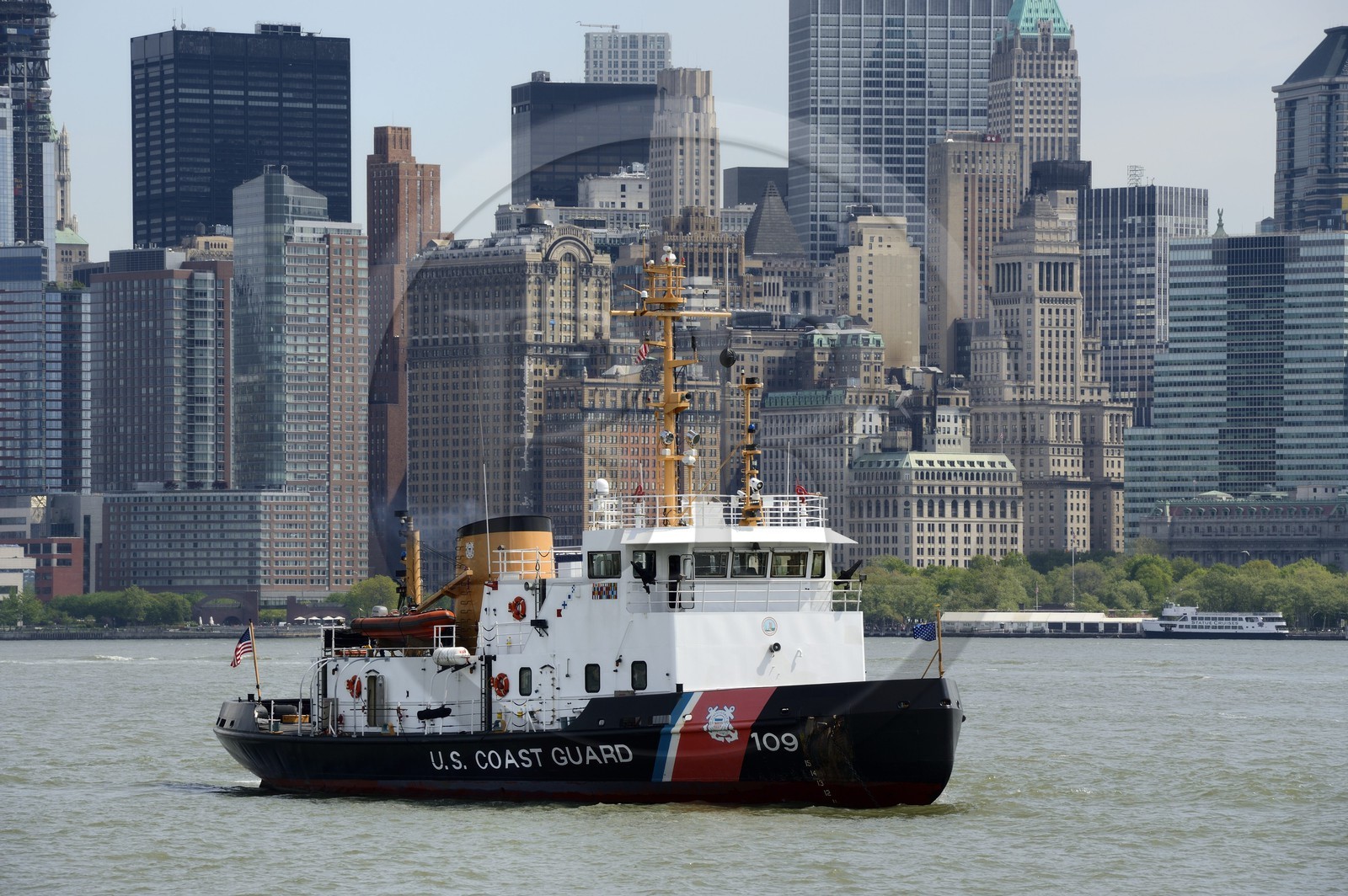 Etats-Unis, New York, pointe sud de Manhattan, bateau de l'U.S. Coast Guard