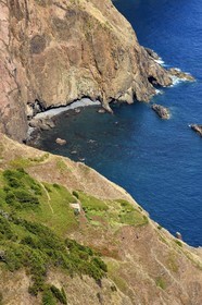 Portugal, Ile de Madère, randonnée de Machico à Porto da Cruz par le Vereda do Larano, cabane et cultures à flanc de falaise