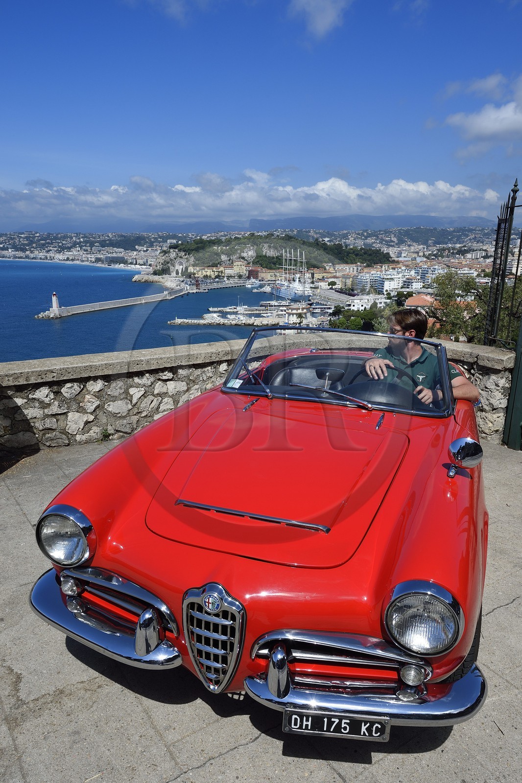 France, Alpes-Maritimes (06), Nice, Alfa Romeo Giulietta décapotable de collection sur la route de la Basse Corniche
