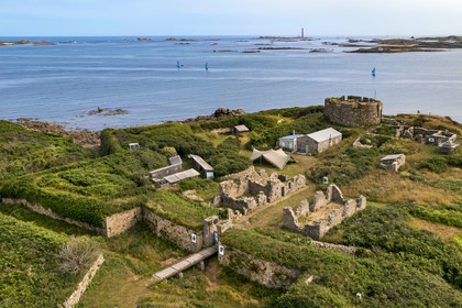 France, Finistère (29), Pays des Abers, estuaire de l'Aber Wrac'h, fort construit par Vauban début XVIIIème siècle sur l'Ile Cèzon, le phare de l'Ile Vierge en arrière plan (vue aérienne)