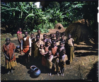 Burundi, province de Muyinga, potiers Twa ou Batwa (pygmées), leur habitat est généralement très pauvre comme ici des cases en paille, les pots (inkono) en argile sont modelés à la main sur un tesson de vieux pot par la technique du colombin, après être lissé, un dessin est imprimé à l'aide d'un bâtonnet ou d'une cordelette tressée qu'on fait rouler sur la surface du pot, lorsque les pots sont secs au bout de plusieurs jours, ils sont sommairement cuits dans un feu de branchages et d'herbes mais les cendres de la cuisson doivent apparaître lors de la vente afin de prouver que le pot n'a jamais été utilisé par les Twa car personne n'en voudrait (reproduction plan-film inversible 4x5)