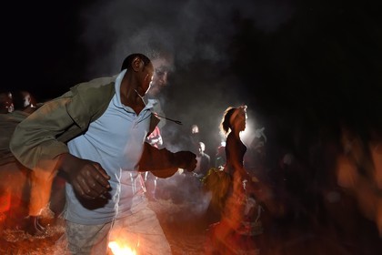 Gabon, province de Ogooué- Maritime, Omboué, région du Loango, danses traditionnelles Nkomi (Myènè)