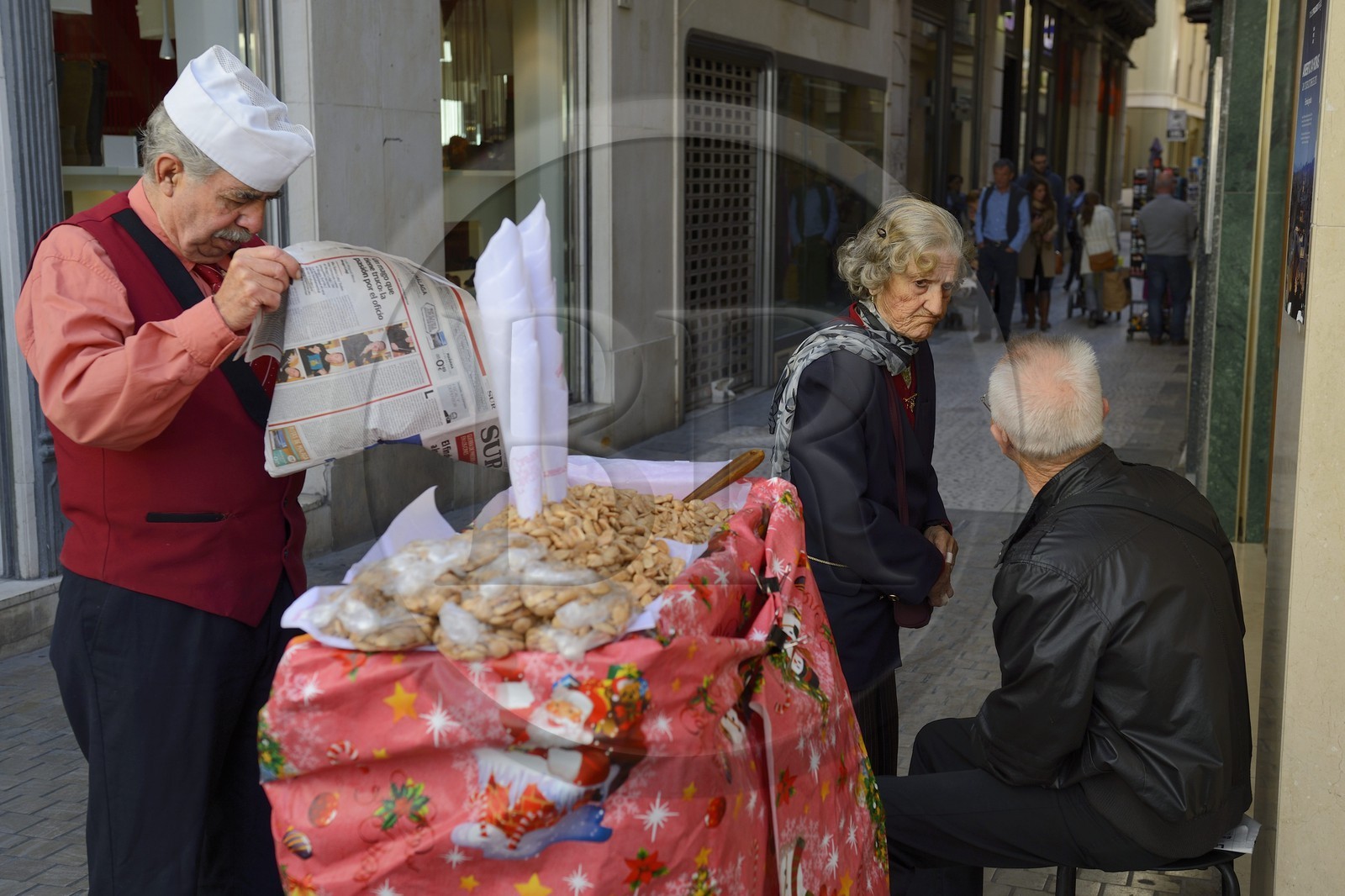 Espagne, Andalousie, Malaga, vendeur d'amandes dans la rue