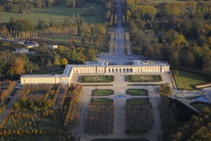 France, Yvelines (78), parc du château de Versailles, classé Patrimoine Mondial de l'UNESCO, le Grand Trianon (vue aérienne)