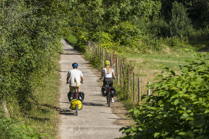 France, Maine-et-Loire (49), vallée de la Loire classée au Patrimoine Mondial par l'UNESCO, Saumur vers Saint-Hilaire, randonnée à bicyclette le long des berges de la Loire sur la piste cyclable La Loire à Vélo, vélo avec une remorque transportant le matériel de camping