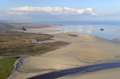 France, Manche (50), Baie du Mont-Saint-Michel, classée Patrimoine Mondial de l'UNESCO, le Mont-Saint-Michel et Ile de Tombelaine à marée basse, l'embouchure de la rivière Sée et Sélune en premier plan (vue aérienne)