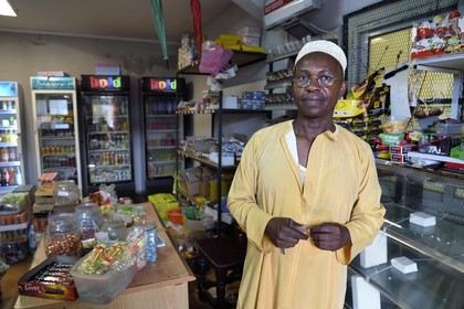 France, Ile de Mayotte, Grande-Terre, Tsingoni, une épicerie et son propriétaire