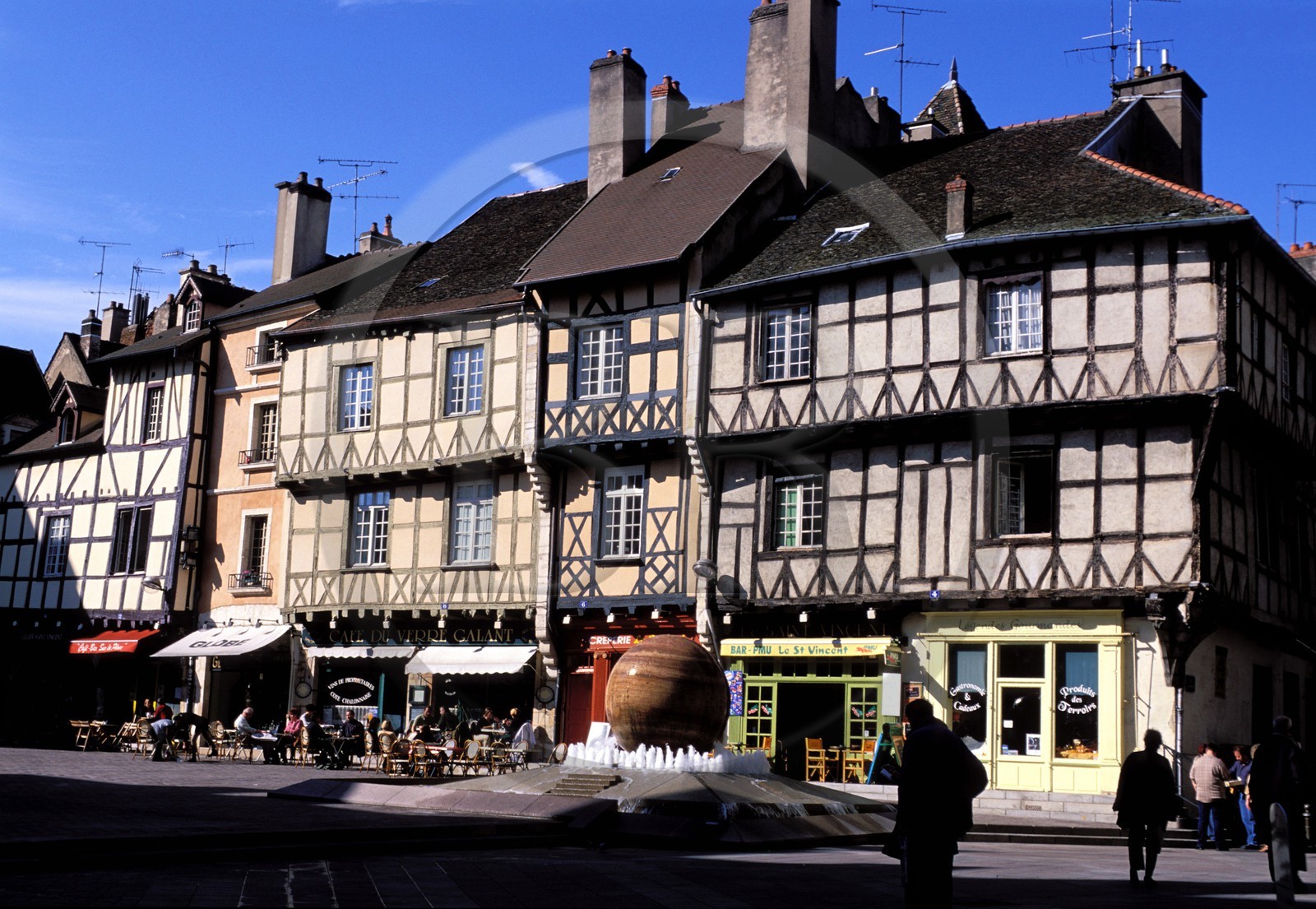 France, Saône-et-Loire (71), Châlon-sur-Saône, maisons anciennes à colombages place Saint-Vincent