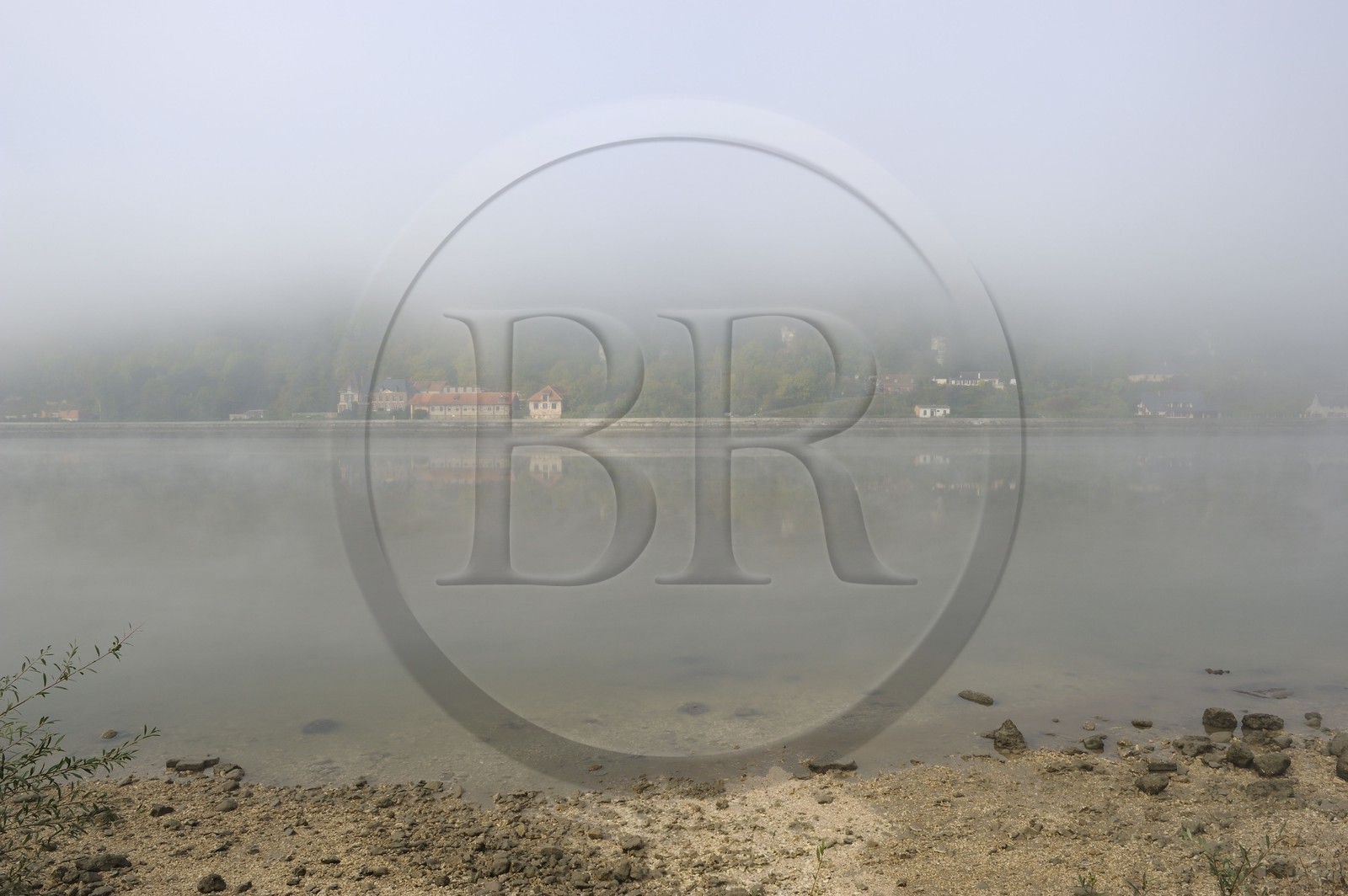 France, Seine-Maritime (76), le Bas Mauny dans la brume en aval du village de La Bouille sur la rive gauche de la Seine situé dans l'Eure