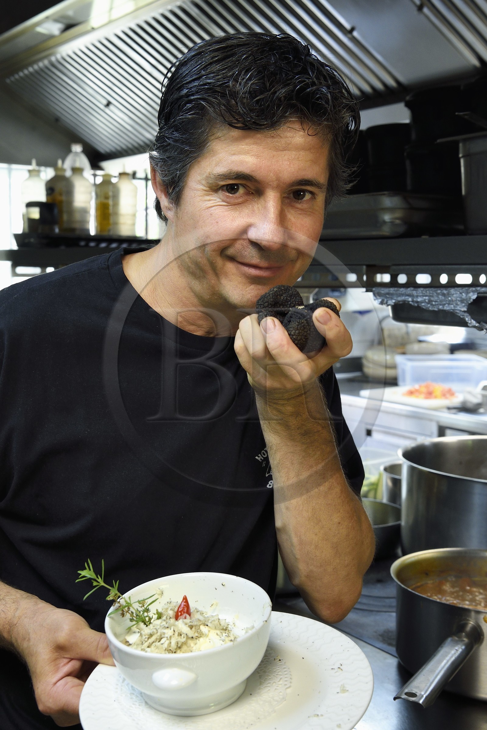France, Var (83), Aups, restaurant Le Provençal, recette à base de truffes, cappuccino de champignons à la truffe d'été et le chef Claude Archier