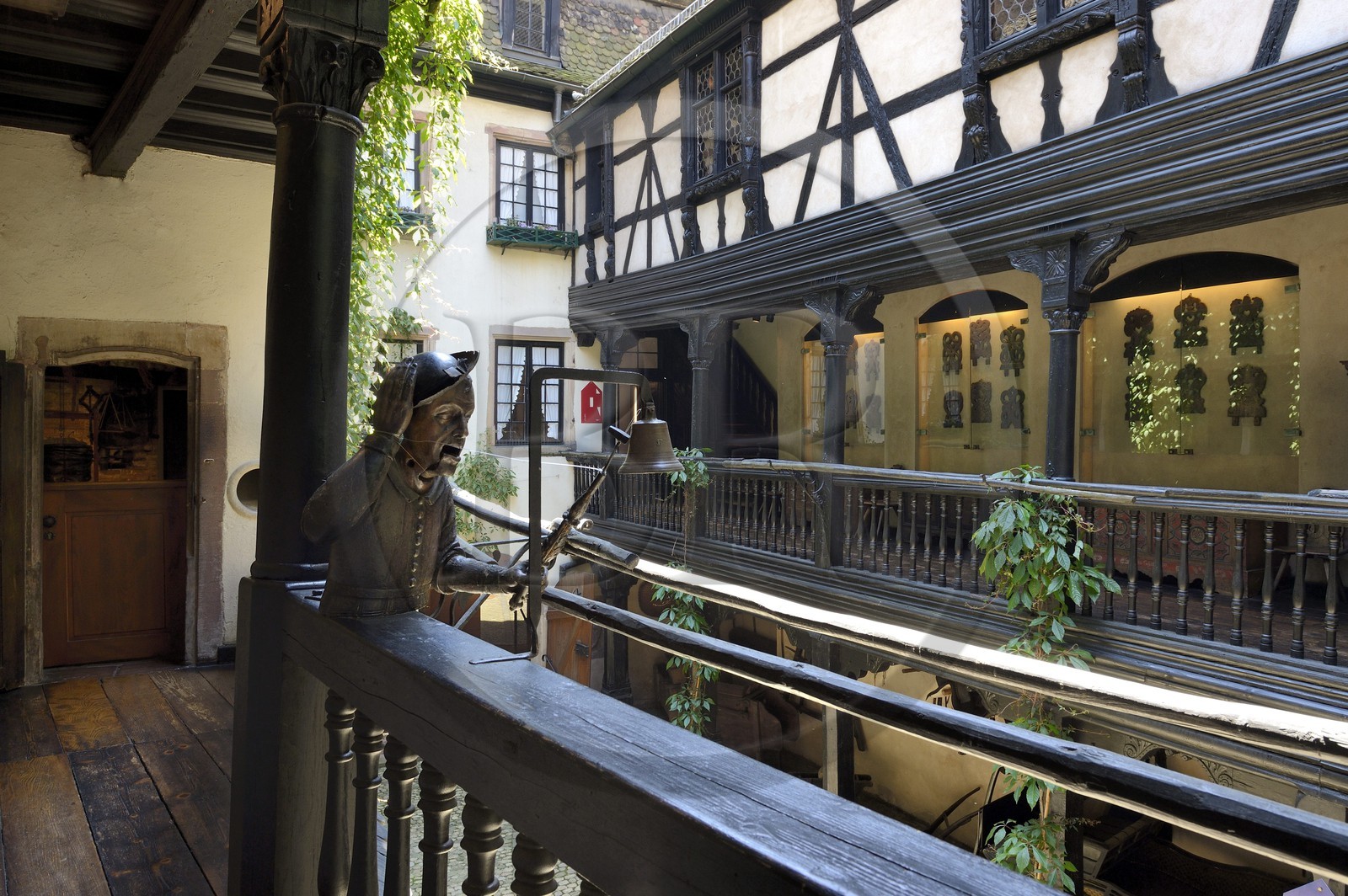 France, Bas-Rhin (67), Strasbourg, vieille ville classée au Patrimoine Mondial de l'UNESCO, le musée Alsacien, cour intérieure et galerie de 1622