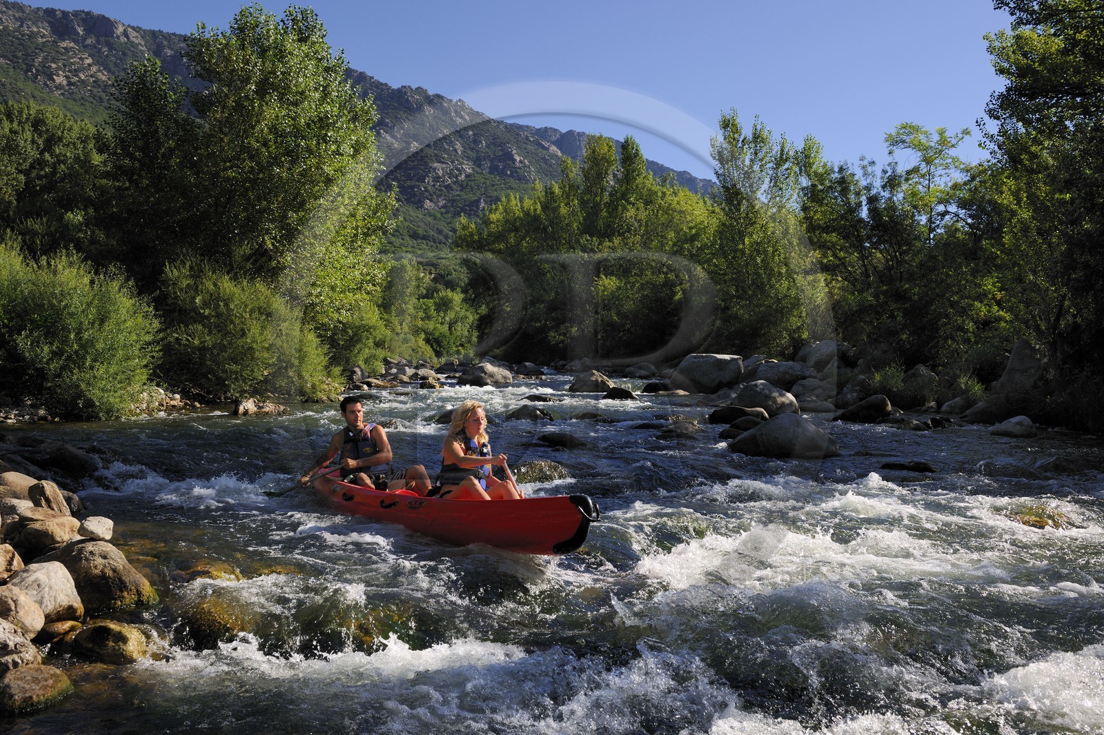 France, Hérault (34), vallée de l' Orb, descente en canoë-kayak de la rivière Orb au moulin de Travassac à Mons la Trivalle, le mont Caroux au fond