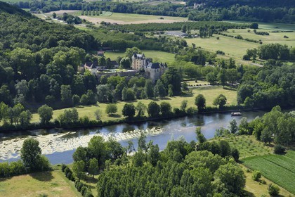 France, Dordogne (24), Périgord Noir, vallée de la Dordogne, Castelnaud-la-Chapelle, chateau de Fayrac du XVIe siècle au bord de la Dordogne (vue aérienne)