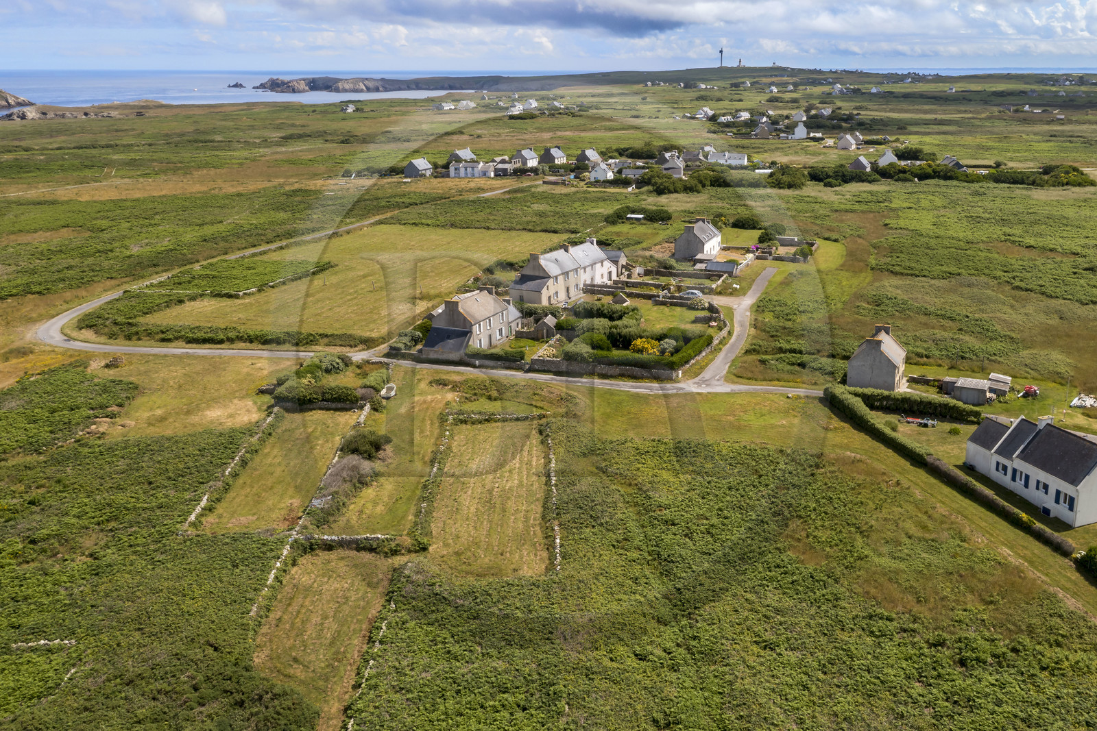 France, Finistère (29), Mer d'Iroise, Ile d'Ouessant, le hameau de Kernévez sur la cote Nord et la tour radar du Stiff en arrière plan (vue aérienne)