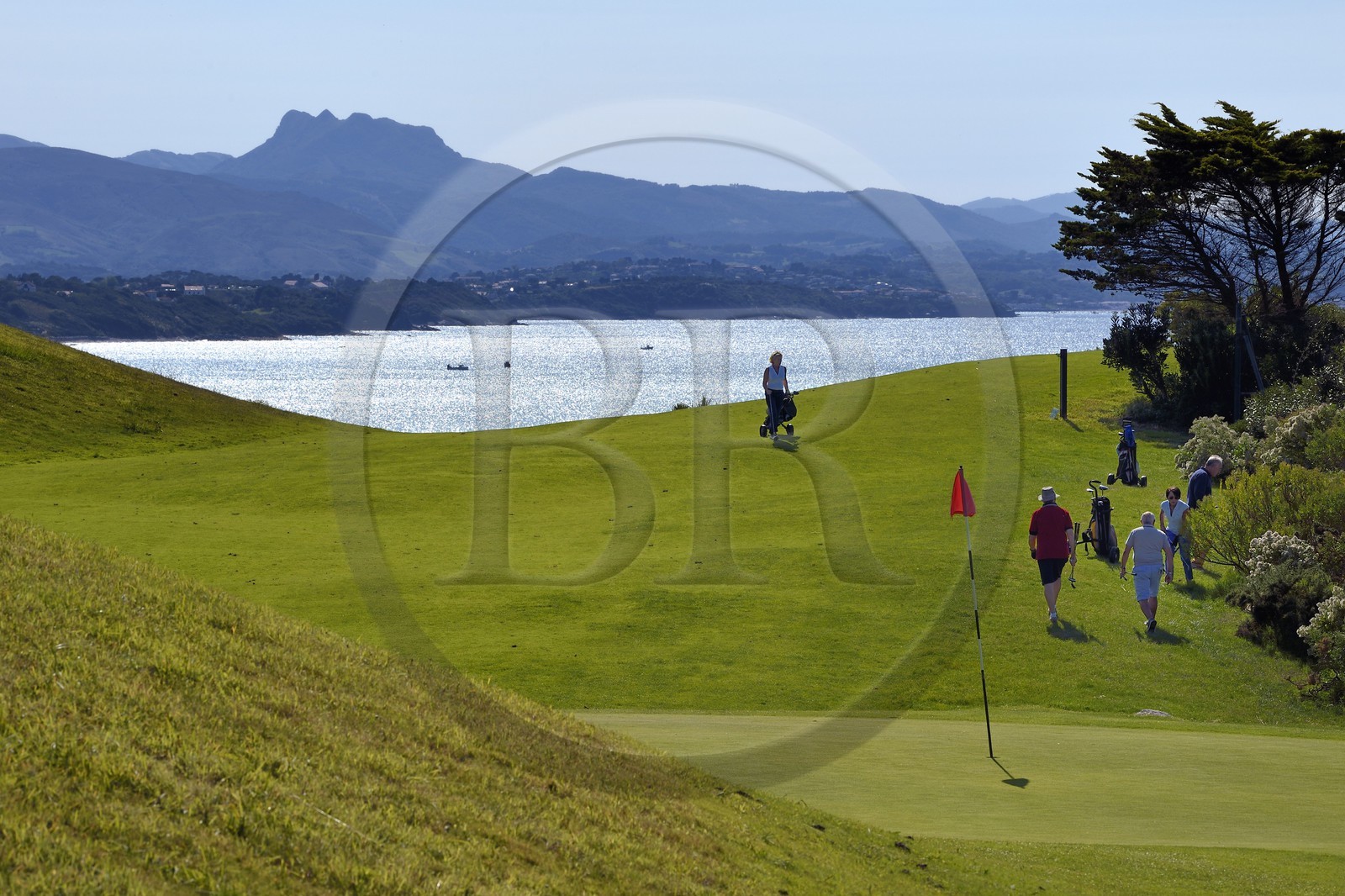 France, Pyrénées-Atlantiques (64), Pays-Basque, Biarritz, golfeurs sur le golf d'Ilbarritz et la Cote basque vers Saint Jean de Luz avec les sommets des Pyrénées Basques en arrière plan