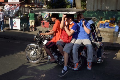 Philippines, Ile de Luzon, Manille, quartier Ermita, tricycle moto-taxi sur l'avenue Maria Orosa