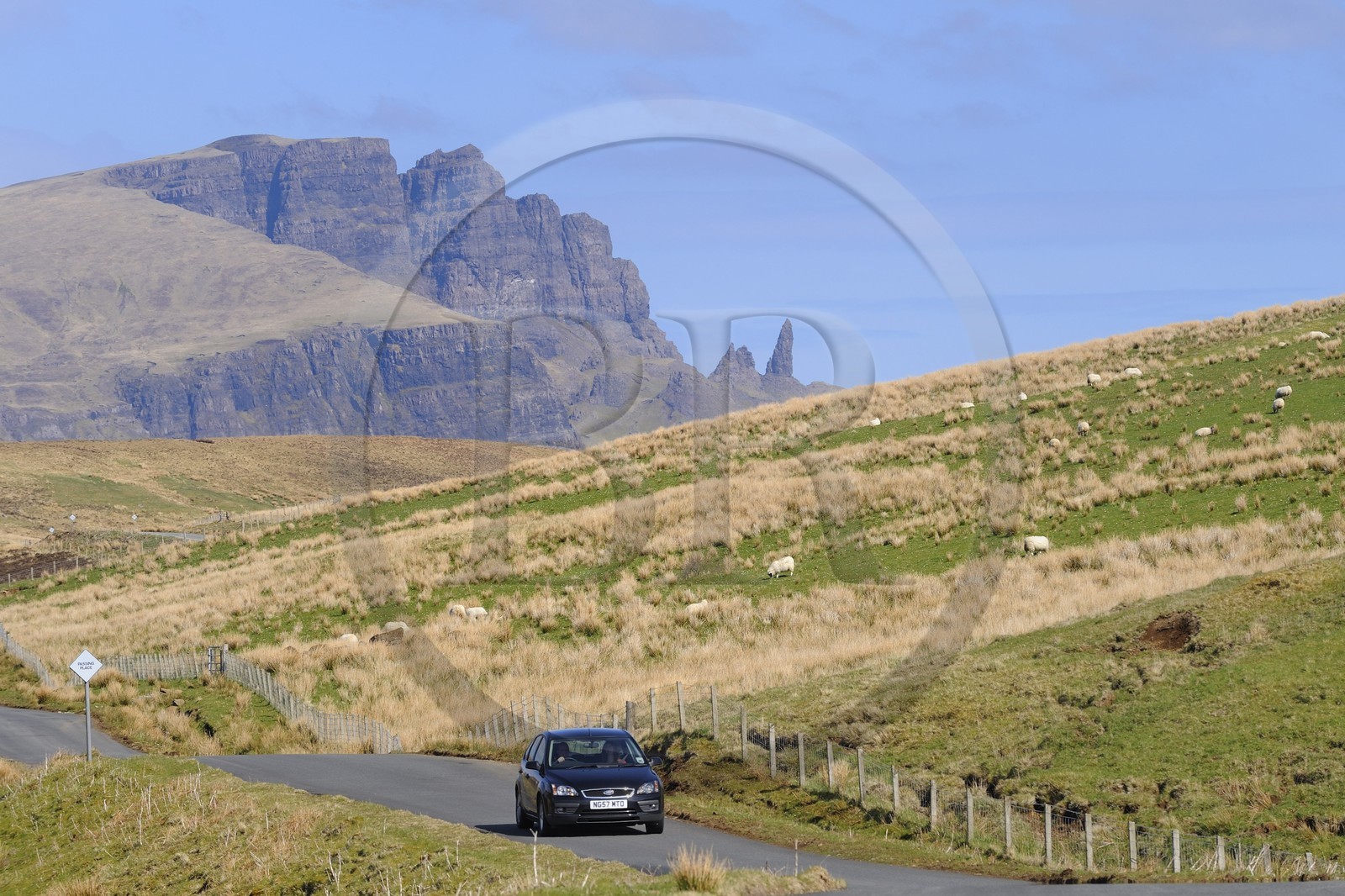 Royaume-Uni, Ecosse, région des Highlands, les Hébrides, île de Skye, Trotternish, le rocher Old Man of Storr pointe à droite