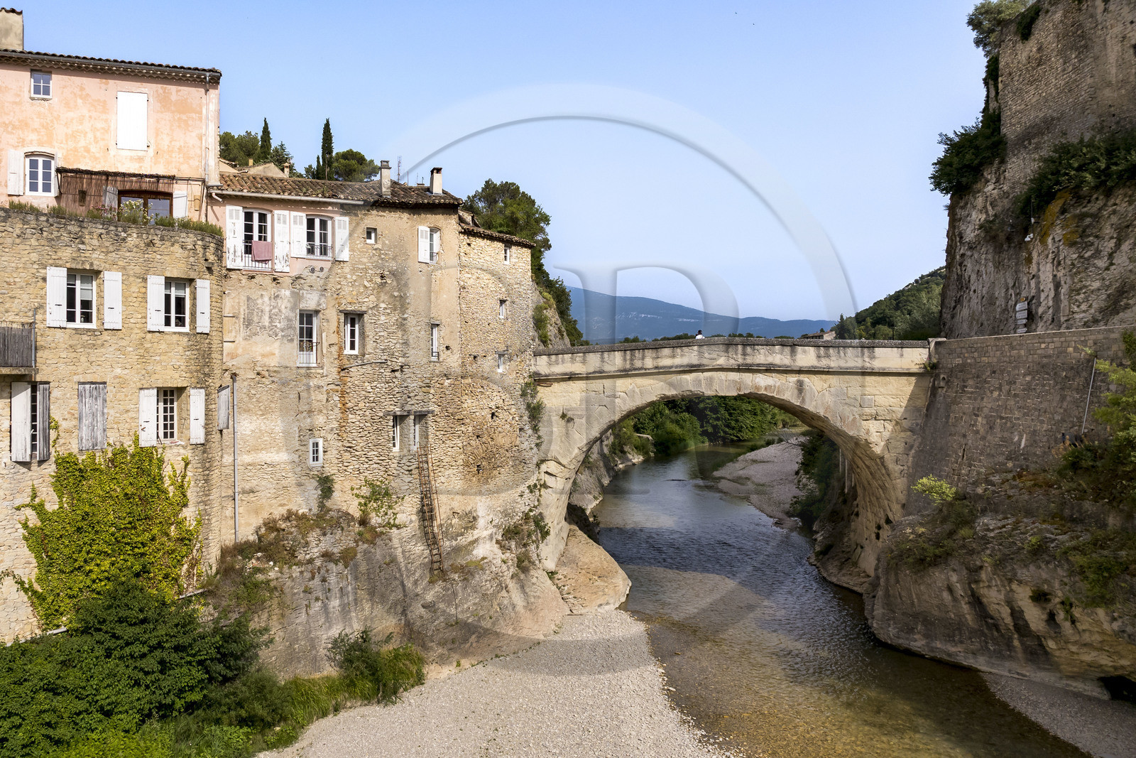 France, Vaucluse (84), Vaison-la-Romaine, le pont romain sur l'Ouvèze datant du 1er siècle apr. J.-C. qui relie la ville basse et la ville médiévale (vue aérienne)