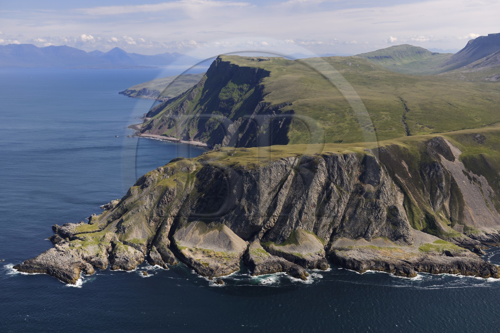Royaume-Uni, Ecosse, Highland, Hébrides intérieures, Ile de Rum, la côte Ouest (vue aérienne)