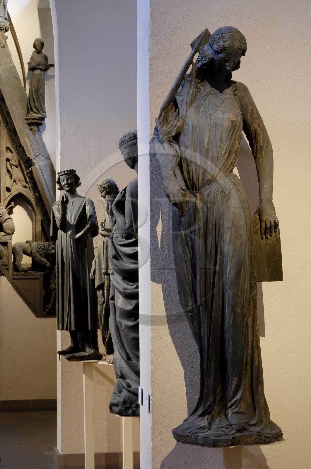 France, Bas Rhin (67), Strasbourg, musée de l'oeuvre Notre-Dame, , salle du jube, sculptures de la synagogue et du tentateur avec la pomme en arriere plan