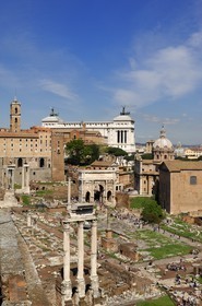 Italie, Latium, Rome, centre historique classé Patrimoine Mondial de l'UNESCO, le forum Romain, Arc de triomphe de Septime Sévère (Septimius Severus) et Vittoriano en arrière plan