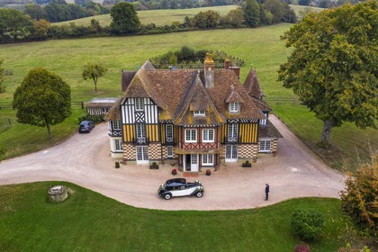 France, Calvados (14), Pays d'Auge, Beuvron-en-Auge, labellisé Les Plus Beaux Villages de France, manoir du Haras de Sens et voiture vontage Citroen Traction Avant datant des années 1950 (vue aérienne)