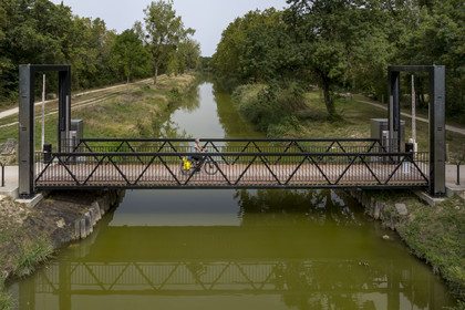 France, Charente-Maritime (17), Echillais, cycliste traversant la passerelle levante qui enjambe le canal Charente-Seudre (canal de la Bridoire) (vue aérienne)
