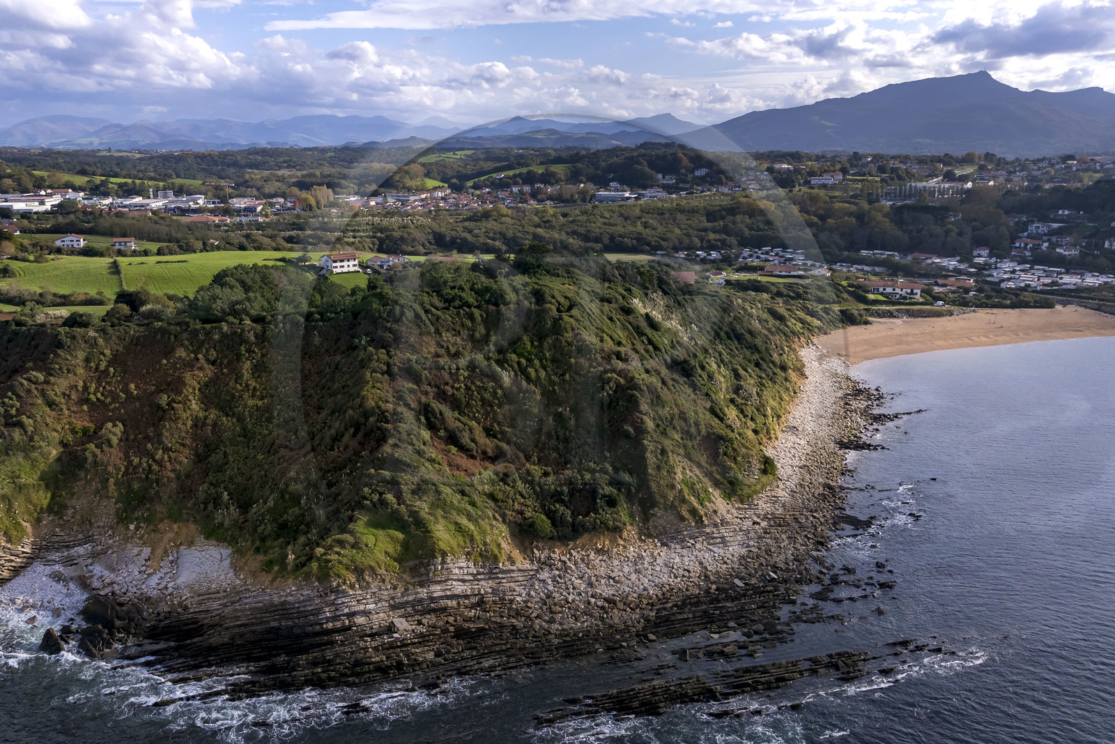 France, Pyrénées-Atlantiques (64), la côte du Pays-Basque, Saint-Jean-de-Luz, sentier du littoral sur le GR 8, la pointe surplombant la plage d’Erromardie à droite et la montagne de La Rhune en arrière plan (vue aérienne)