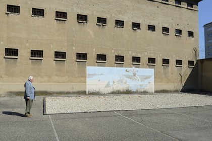 France, Rhône (69), Lyon, Mémorial Prison de Montluc, Claude Bloch fut arreté et incarcéré dans la Baraque aux juifs à l'age de 15 ans parce que juif avant d'être déporté à Auschwitz, il regarde l'emplacement de la Baraque aux juifs