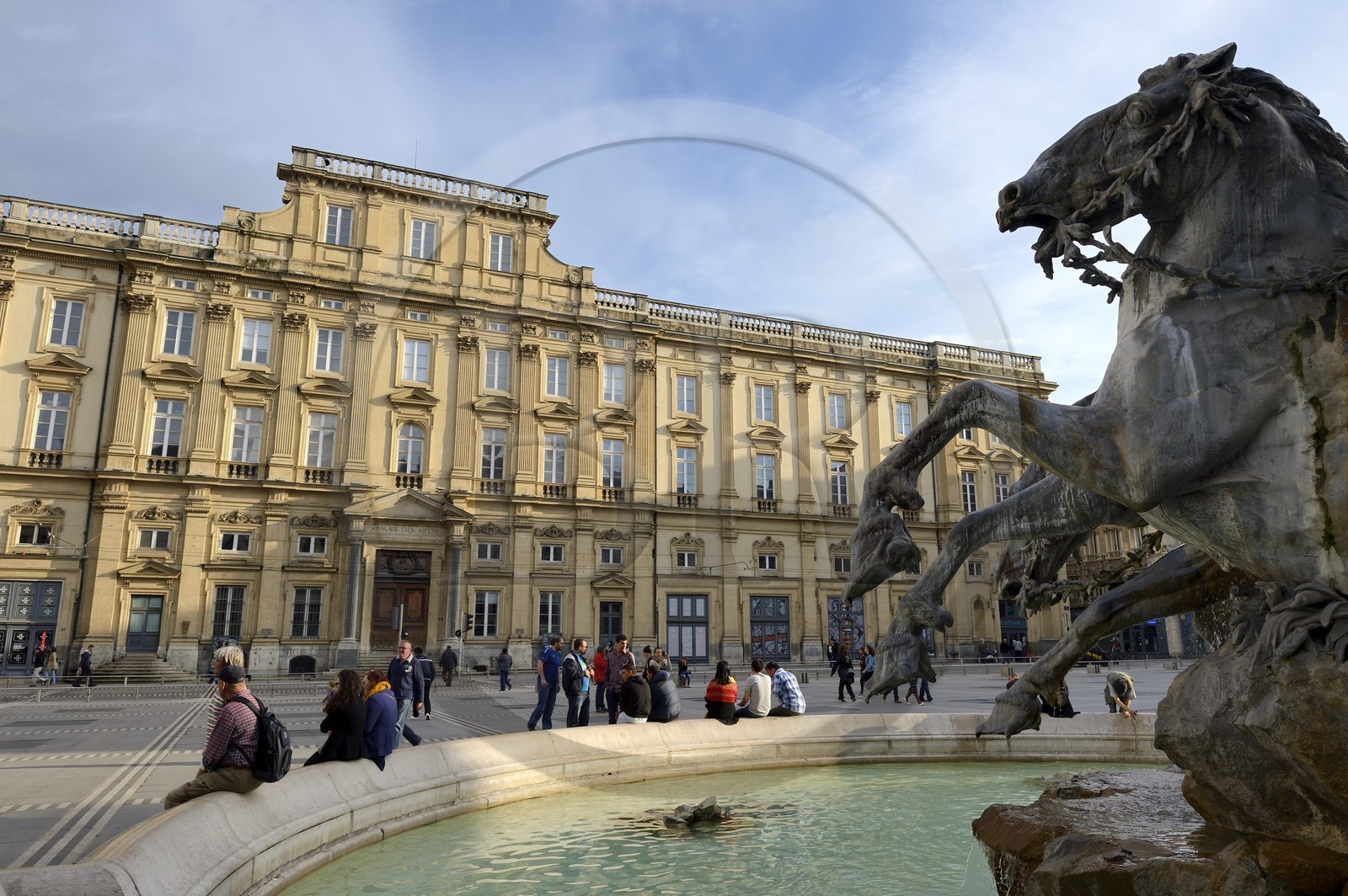 France, Rhône (69), Lyon, site historique classé Patrimoine Mondial de l'UNESCO, Place des Terreaux, la Fontaine de Bartholdi et le Palais Saint-Pierre aussi musée des Beaux-Arts