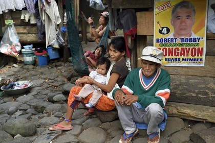 Philippines, province d'Ifugao, région de Banaue, village de Cambulo, devant la maison familliale