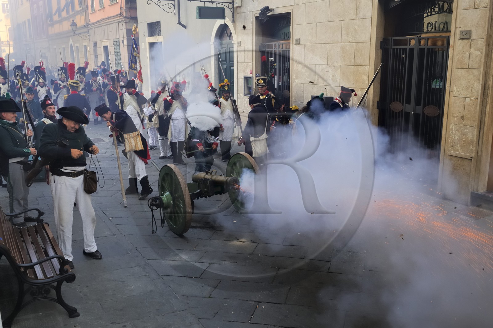 Italie, Ligurie, Sarzana, Napoleon Festival, soldats français de la Grande Armée faisant feu au canon sur l'ennemi autrichien dans la Via Mazzini rue principale de la vieille ville