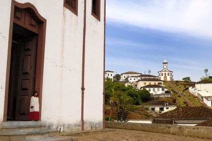 Brésil, Etat du Minas Gerais, ville de Serro, igreja de Nossa Senhora do Carmo et capela de Santa Rita au fond (Route de l'or, Estrada Real)