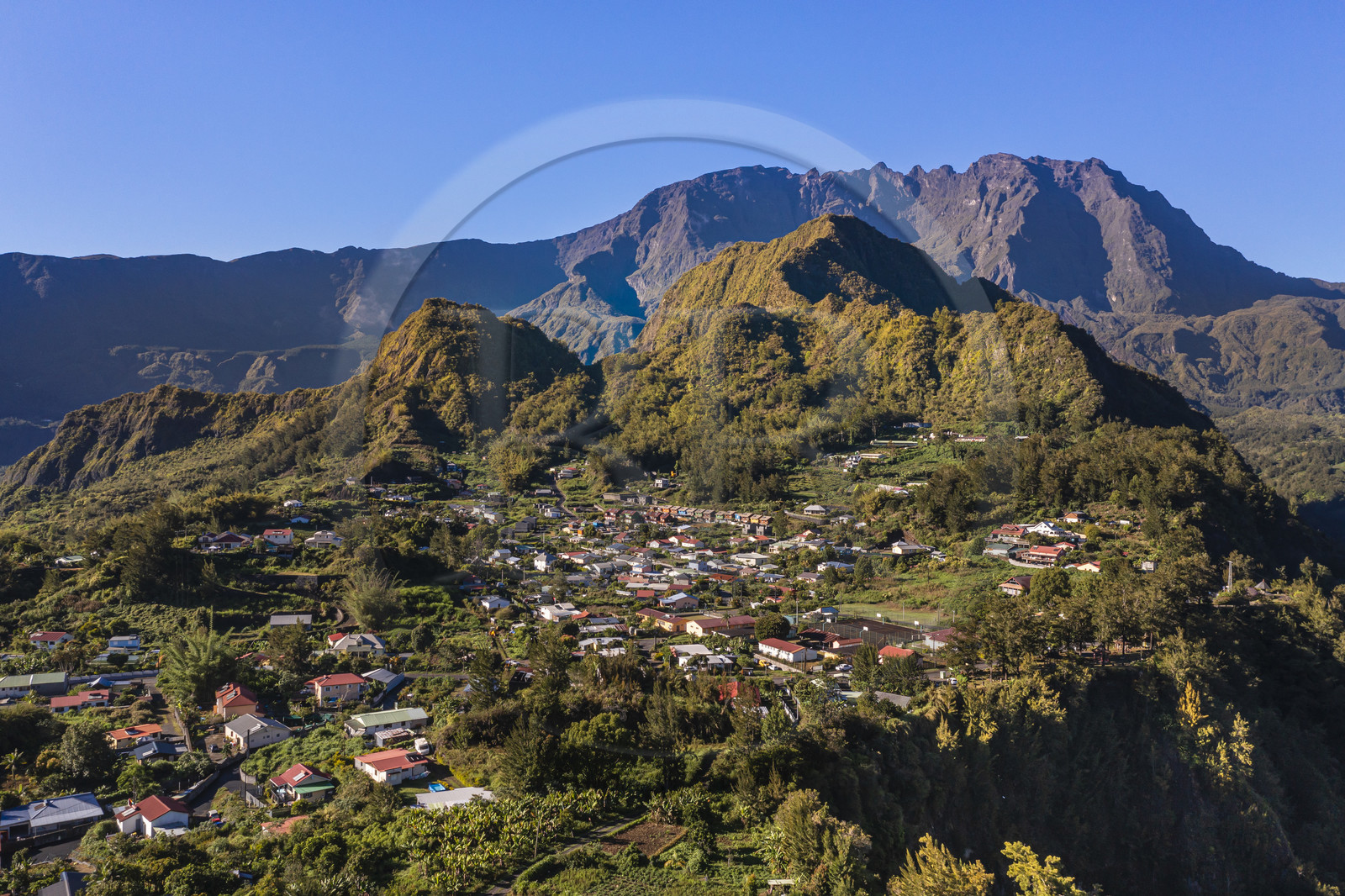 France, Ile de la Reunion, Cirque de Salazie, classé Patrimoine Mondial de l'UNESCO, le village de Mare à Vieille Place dominé par le Piton Gabou (vue aérienne)