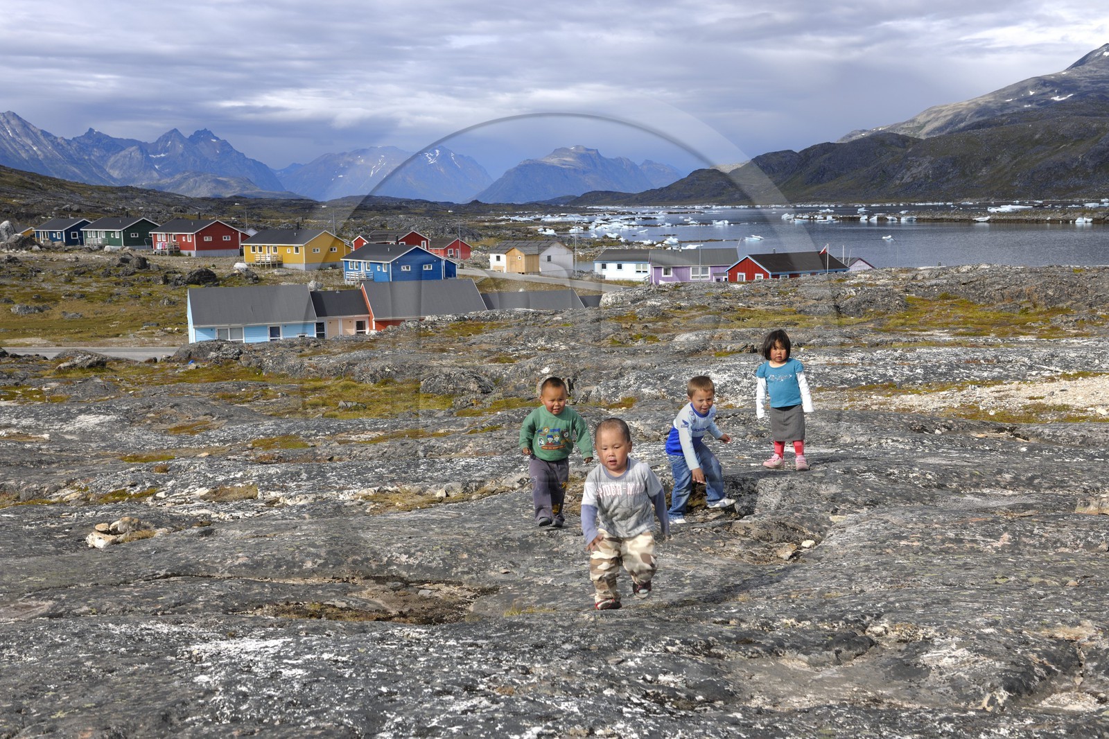 Groenland, ville de Nanortalik, jeux d'enfants Inuit