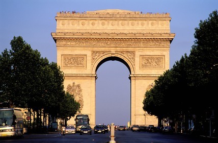 France, Paris (75), l'Arc de Triomphe sur l'avenue des Champs-Elysées