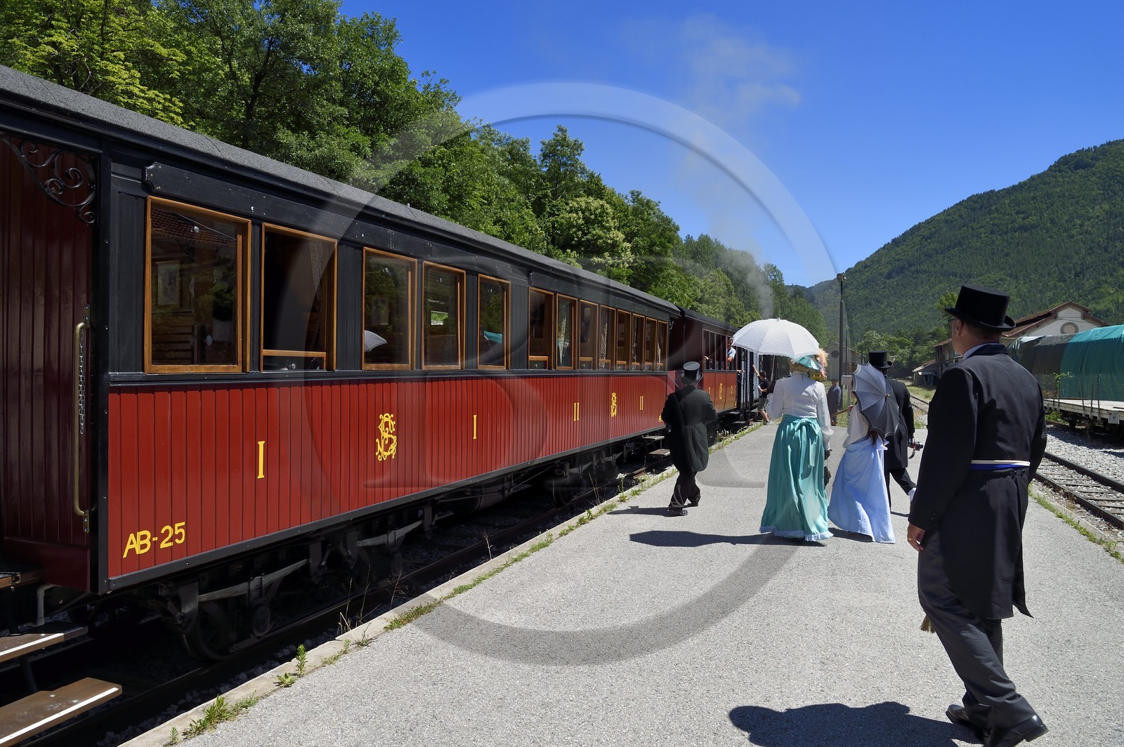 France, Alpes-de-Haute-Provence (04), Annot, le Train des Pignes, membres de l'AHVAE (Association d'histoire vivante et de d'archéologie expérimentale) en costume Belle Epoque dans une voiture voyageur datant de 1892