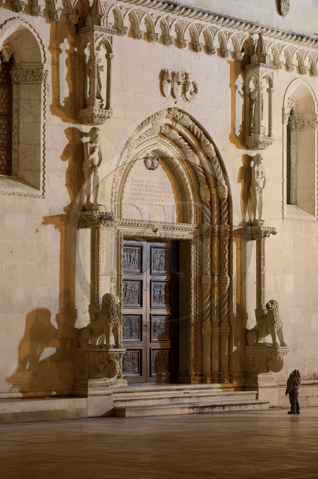 Croatie, Dalmatie, côte dalmate, Sibenik, cathédrale Saint-Jacques classée Patrimoine Mondial de l' UNESCO, portail avec les statues d'Adam et Eve