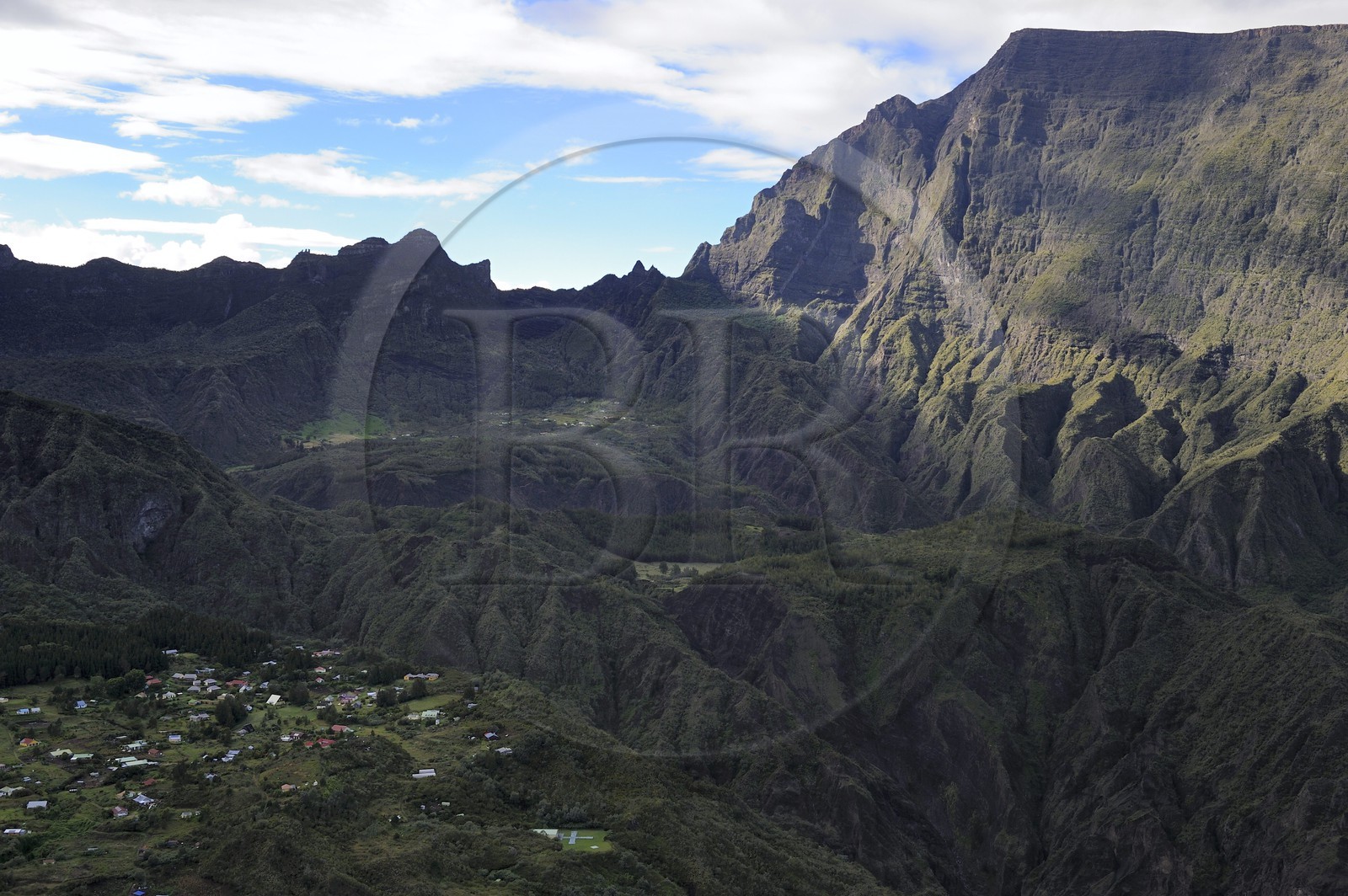 France, Ile de la Reunion, le cirque de Mafate, classé Patrimoine Mondial de l'UNESCO, petit village isolé (Ilet) de La Nouvelle accessible seulement à pied ou par hélicoptère (vue aérienne)